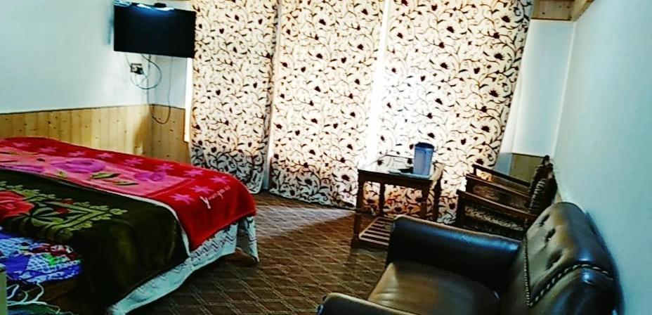 Hotel King Palace Pahalgam Exterior photo